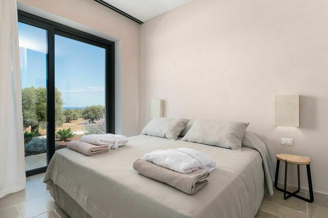 Ein Schlafzimmer in der Villa Orama Relais