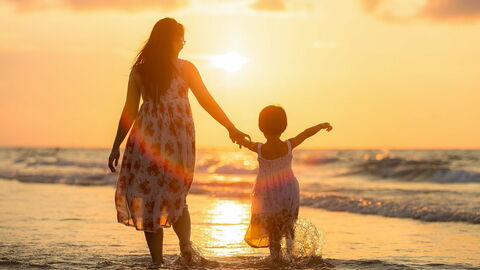 Mutter und Kind am Strand