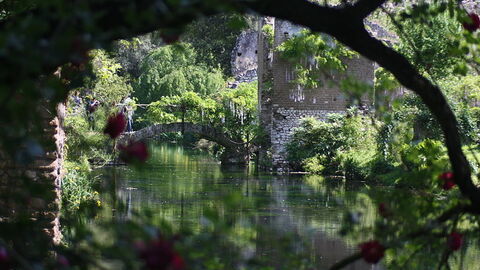 Blick über das Gewässer in den Gärten von Ninfa