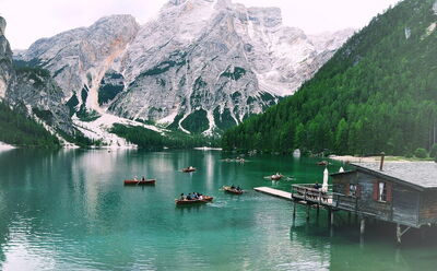 Ein eisiger Bergsee in Italien