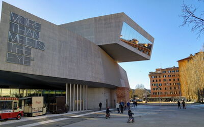 Der Außenbereich des MAXXI Museums