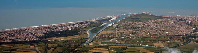 Der Fluß Tiber mündet in das Meer