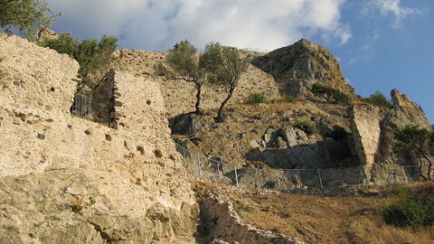 Die Burgruine auf dem Berg von Galtelli