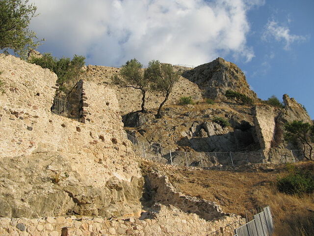Die Burgruine auf dem Berg von Galtelli