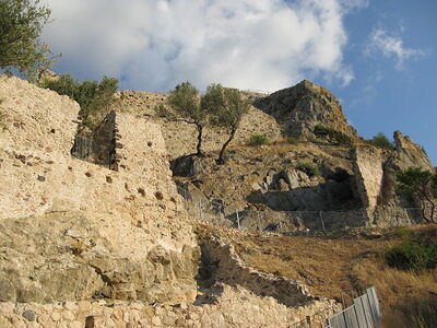 Die Burgruine auf dem Berg von Galtelli