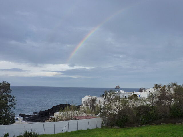 Strombolicchio und ein Regenbogen