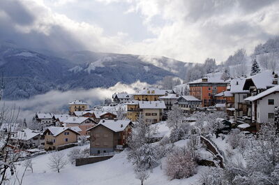Blick auf ein Dorf in den Dolomiten