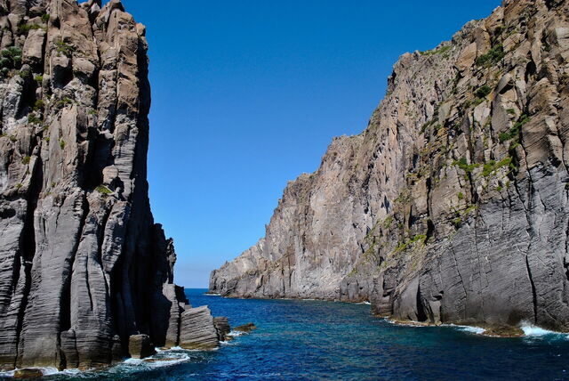Felsformationen an der Küste von Panarea