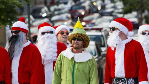 Eine Gruppe von Weihnachtsmännern