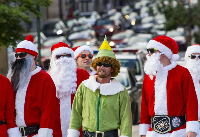 Eine Gruppe von Weihnachtsmännern