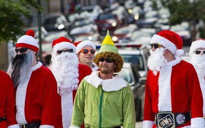 Eine Gruppe von Weihnachtsmännern