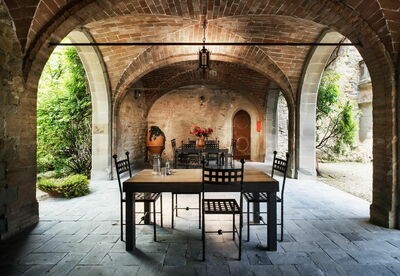 Essbereich im Freien im Castello Borgia
