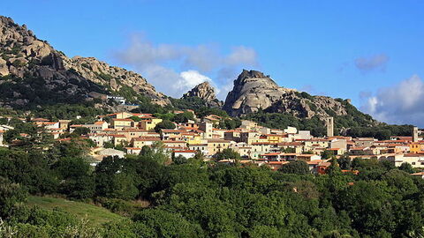 Die Stadt Aggius auf Sardinien