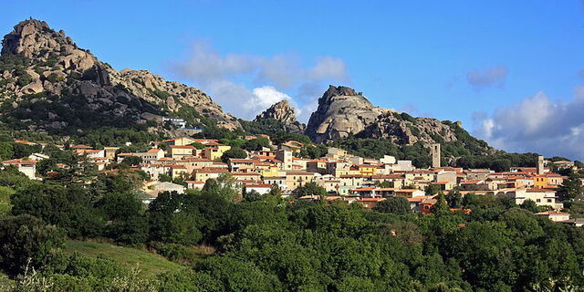 Die Stadt Aggius auf Sardinien