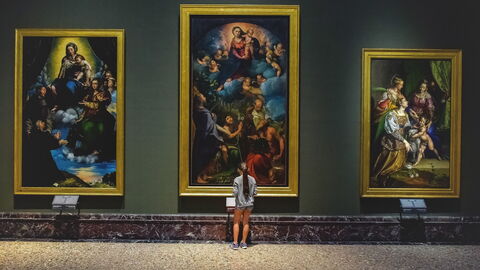 Ein Besucher bewundert die Pinacoteca di Brera