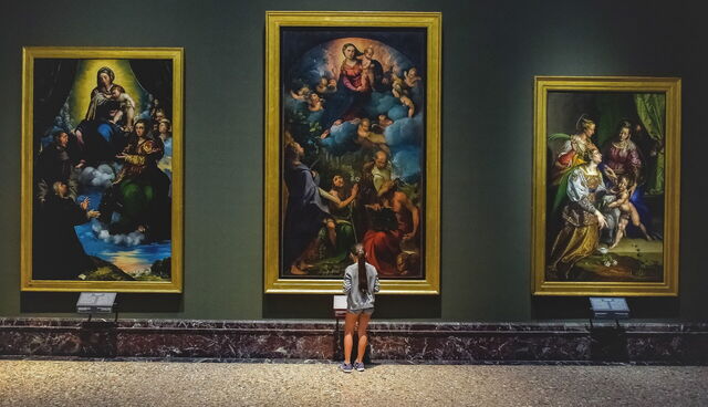 Ein Besucher bewundert die Pinacoteca di Brera