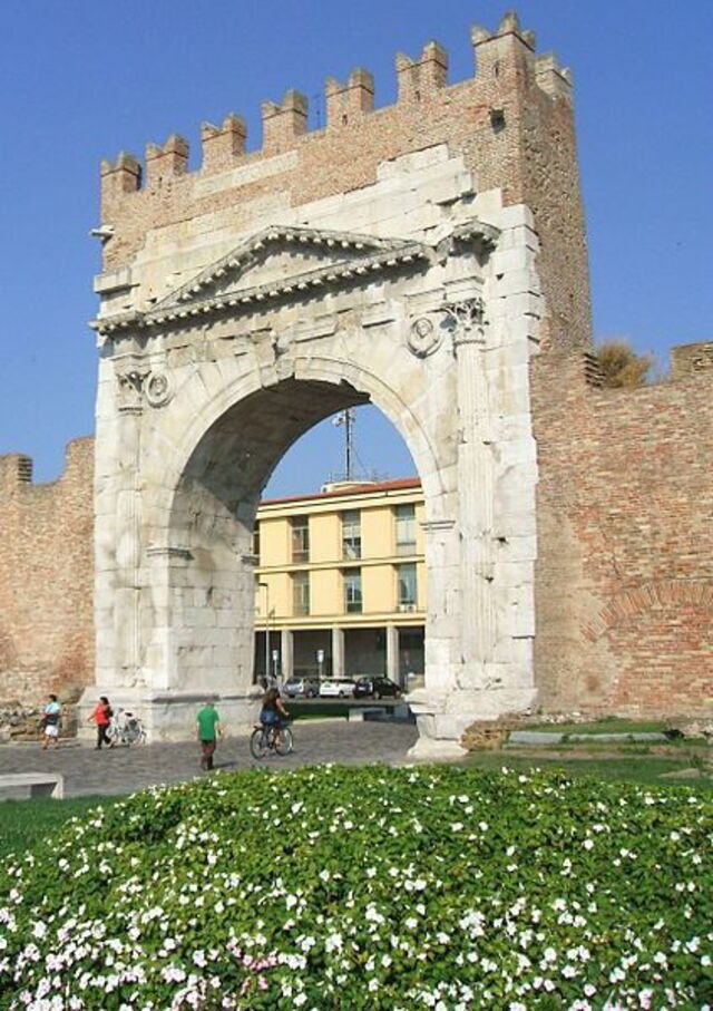 das römische Tor von Rimini