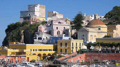 Die Stadt Ponza auf der Insel Ponza