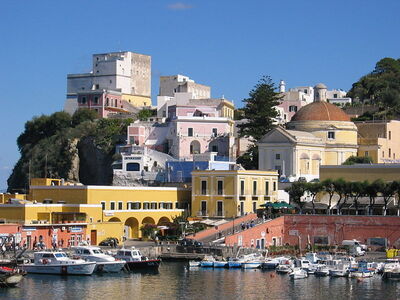 Die Stadt Ponza auf der Insel Ponza