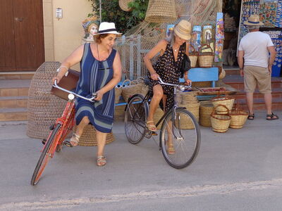 Frauen fahren Fahrrad in Marzamemi