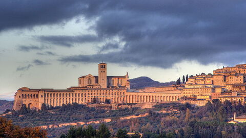 Die Stadt Assisi im Sonnenuntergang