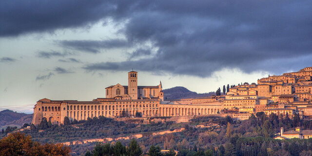 Die Stadt Assisi im Sonnenuntergang