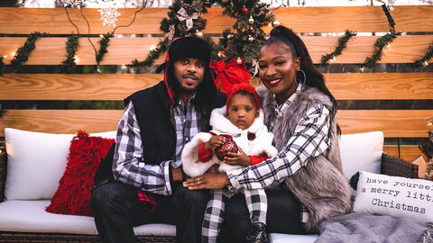 Eine Familie feiert gemeinsam Weihnachten