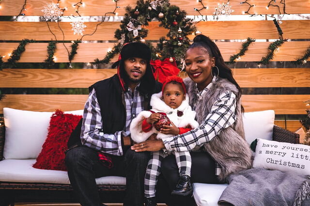 Eine Familie feiert gemeinsam Weihnachten