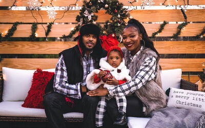 Eine Familie feiert gemeinsam Weihnachten