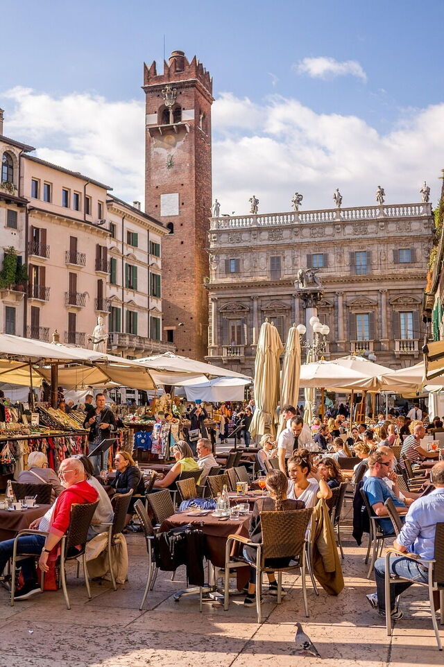 Auf einem Markt in Verona essen