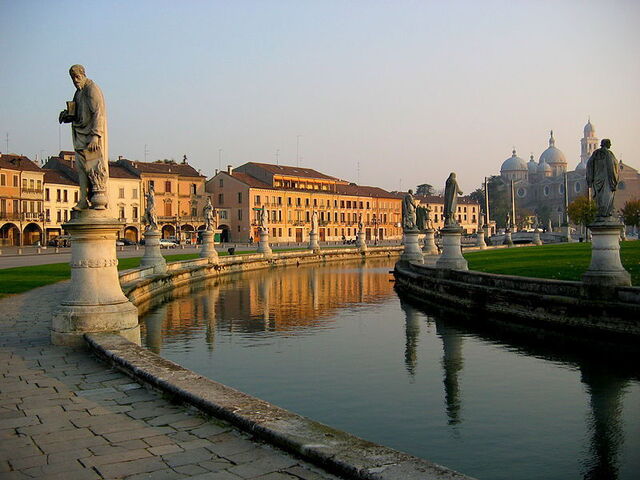 Ansicht auf den Kanal von Prato della Valle