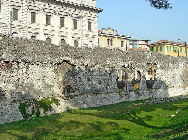 Die Außenmauer der antiken Arena