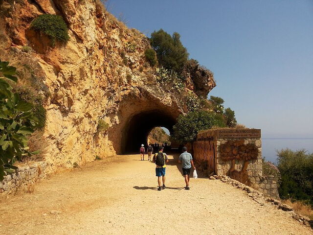 Tunnel, in den Klippen von Lo Zingaro