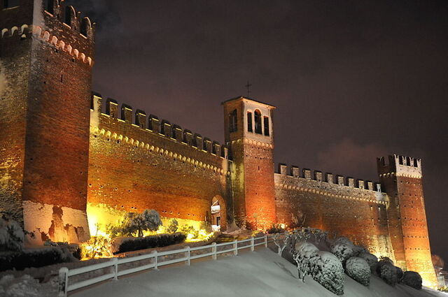 Gradara Burg in der Nacht