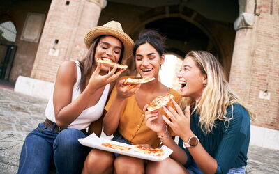 Eine Pizza in Rom essen