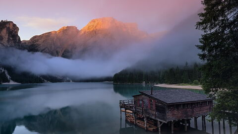 Sonnenaufgang am Pragser Wildsee