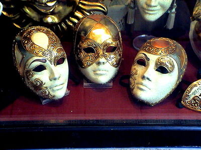 Eine Sammlung von Masken welche auf dem Karneval in Venedig getragen werden.