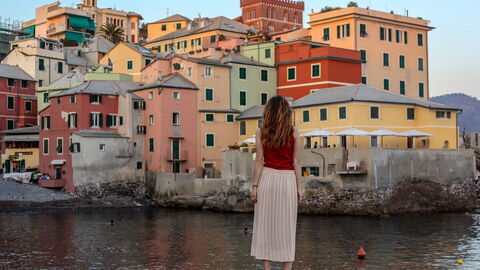 Eine Frau nimmt eine Aussicht auf die Italienische Riviera auf