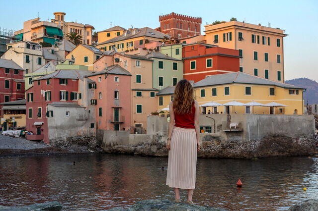 Eine Frau nimmt eine Aussicht auf die Italienische Riviera auf