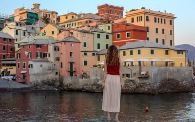Eine Frau nimmt eine Aussicht auf die Italienische Riviera auf