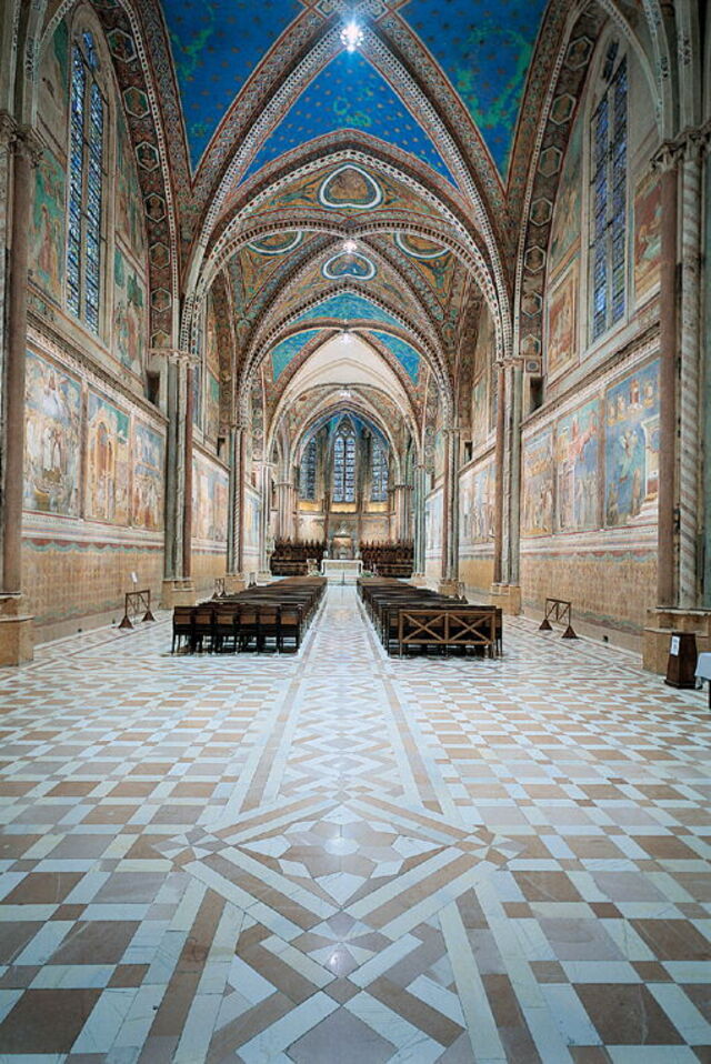Kirchenschiff in der Basilika des Heiligen Franziskus