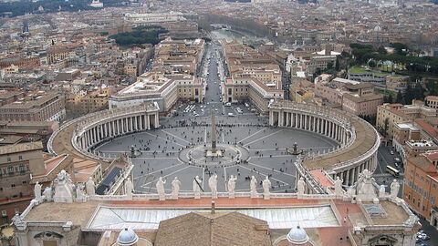 St. Peters Platz von der Basilika aus betrachtet