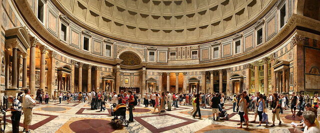 Touristen in dem Pantheon