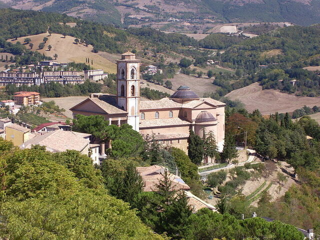 Blick auf Camerino mit San Venanzio