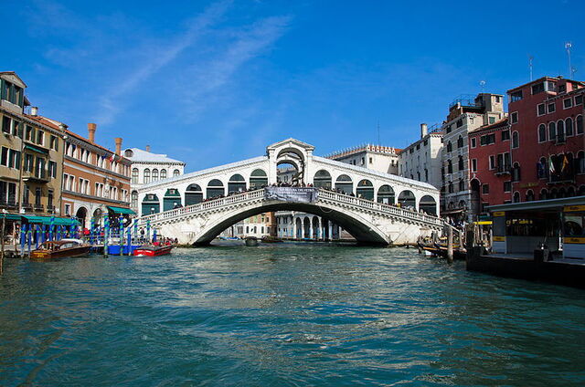 Die Rialto Brücke in Venedig