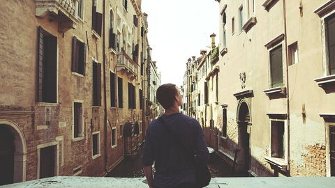 Ein Teenager in Venedig
