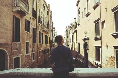 Ein Teenager in Venedig