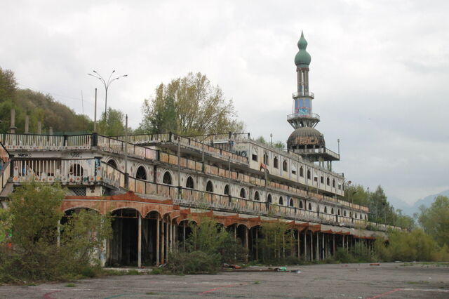 Consonno, Gebäude