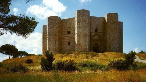 Castel Del Monte, Außenfassade