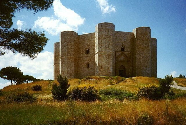 Castel Del Monte, Außenfassade